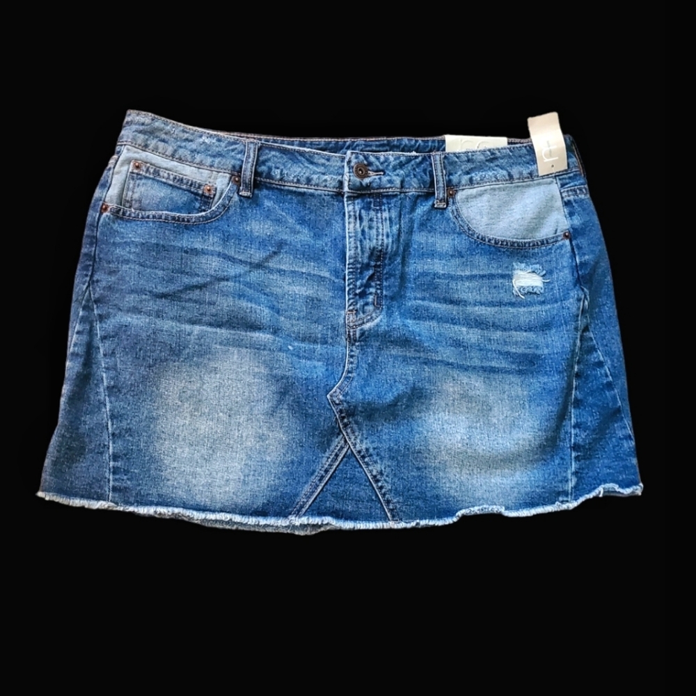 Maurices distressed jean skirt. Size 15-16. I would say Jr. By sizing. NWT.